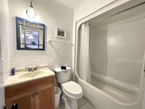 Douche, sèche-cheveux, serviettes fournies