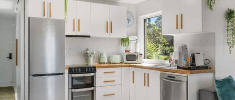 Refrigerador, microondas, horno, placa de cocina