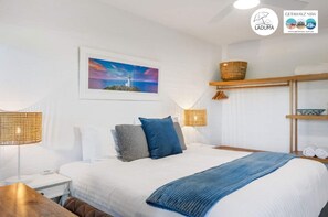 3 bedrooms, iron/ironing board, free WiFi, bed sheets - Getawayz NSW - 'Laduma' - 1 minute walk to Belongil Beach (Byron Bay)