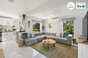 Smart TV, offices - Getawayz NSW - 'Laduma' - 1 minute walk to Belongil Beach (Byron Bay)