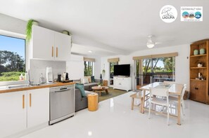 Smart TV, offices - Getawayz NSW - 'Laduma' - 1 minute walk to Belongil Beach (Byron Bay)