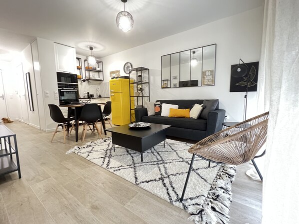 Smart TV, books - Superb apartment near Paris la Défense (BEZONS)