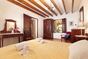 3 slaapkamers, een strijkplank/strijkijzer, reisbedje, gratis wifi