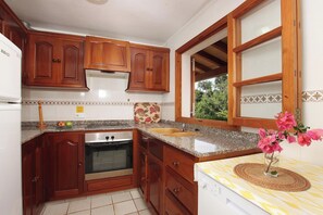 ثلاجة، ميكروويف، فرن، غسالة أطباق