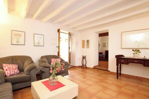 Televisie, een open haard, een dvd-speler en een stereo