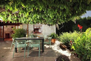 تناول الطعام بالخارج