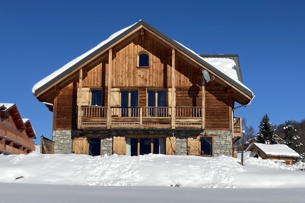 Chalet Zénith, façade plein sud, vue sur les Aiguilles d'Arves
Southern facade,