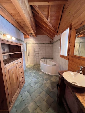 Ensemble douche/baignoire, sĂšche-cheveux, papier toilette