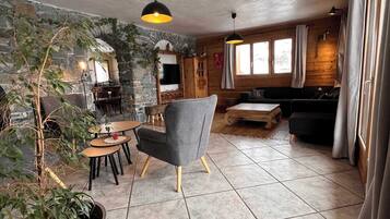 TV connectée, cheminée, livres