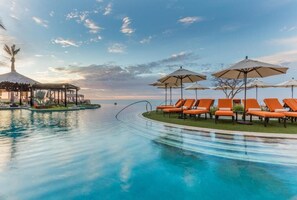 Una piscina al aire libre, una piscina climatizada