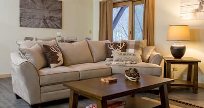 Beautiful 2-bedroom with private outdoor space. 5min walk to Main Street.