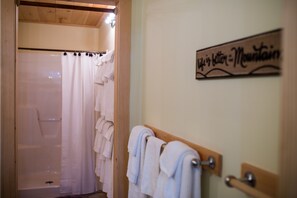 Dusche, Haartrockner, Handtücher, Seife