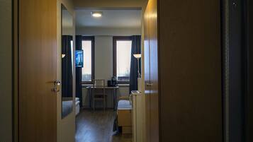 Single Room | Meja, seterika/papan seterika, Wi-fi percuma, cadar katil