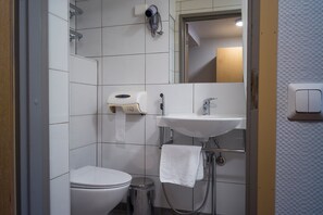 Quarto solteiro | Banheiro | Chuveiro, piso aquecido, toalhas de banho, papel higiênico