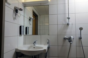 Enkeltrom | Bad | Dusj, oppvarmet badegulv, håndklær og toalettpapir