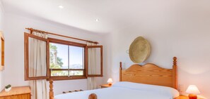 3 slaapkamers, een strijkplank/strijkijzer, gratis wifi, beddengoed