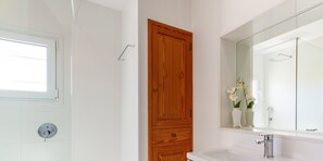 Een douche, handdoeken