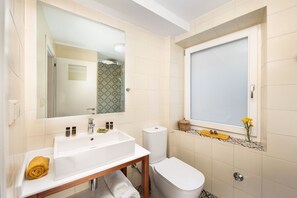 Shower, hair dryer, towels, soap - Casa Mia Corfu Town Apartment (Kerkira)