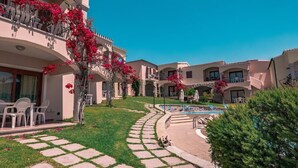 A resort with multiple buildings, a swimming pool, and a well-maintained garden. - Appartamenti Badus con piscina (Badesi)