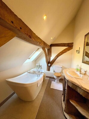Combined shower/bathtub, hair dryer, towels, soap - Spacious converted barn perfect for families! (Walberton)
