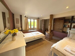 4 bedrooms, iron/ironing board, travel cot, free WiFi - Spacious converted barn perfect for families! (Walberton)