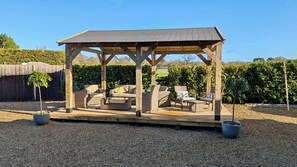 Terrace/patio - Spacious converted barn perfect for families! (Walberton)