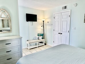 1 bedroom, free WiFi, bed sheets - *LOW FALL RATES* Minute Walk to the Beach and Gulf Views from 3rd Floor Balcony! (Gulf Shores)
