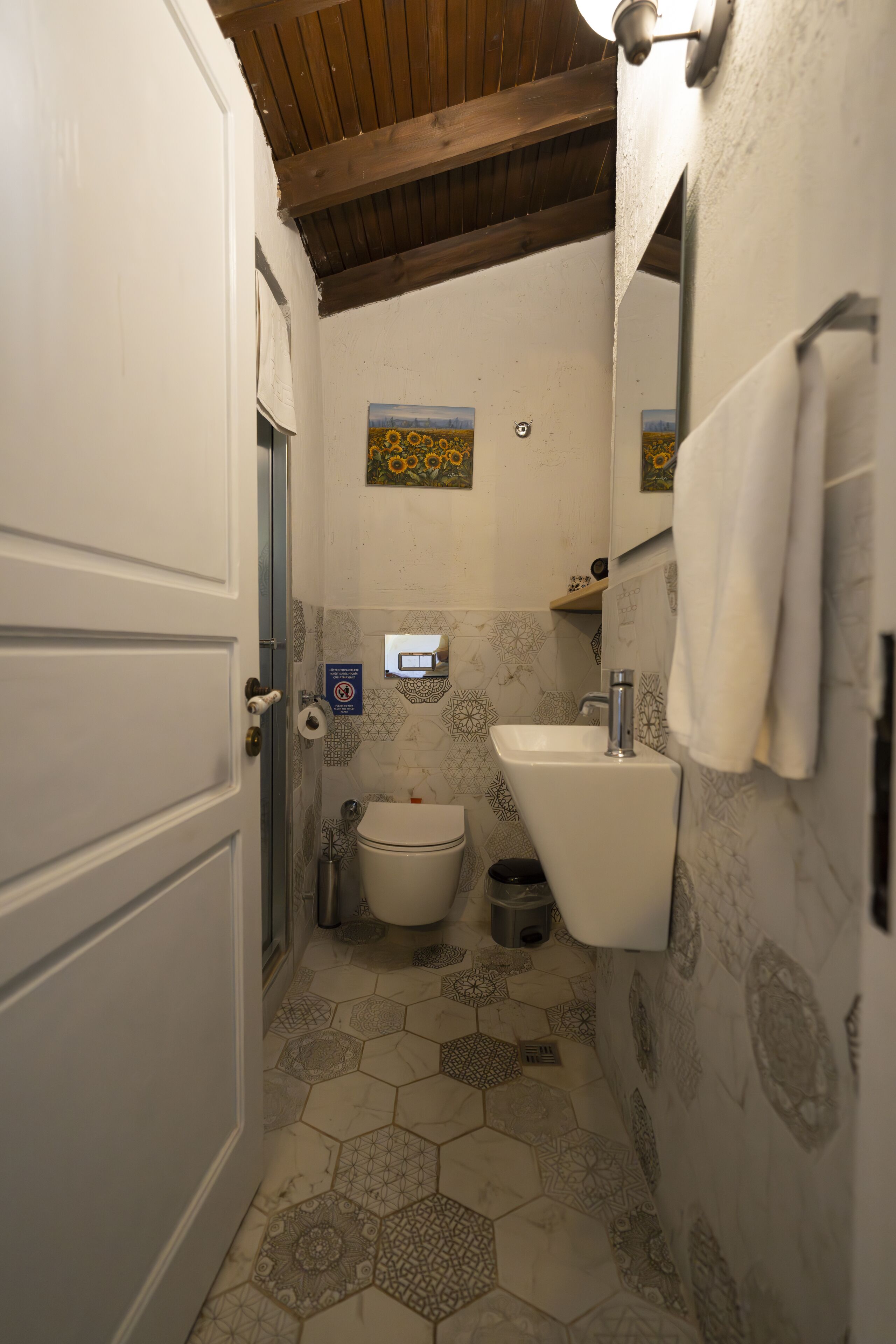 Une salle de bain avec des toilettes, un lavabo et une douche.