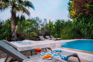 Outdoor pool, pool umbrellas, sun loungers - Bir dem Urla (Urla)