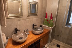 Combined shower/tub, towels