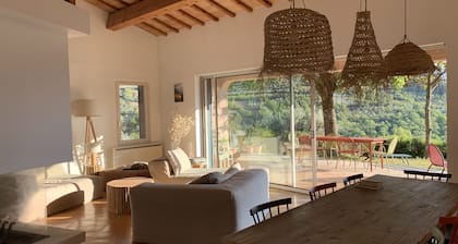 Exceptional panorama, swimming pool, pétanque court, 220 m2, 3 min from Buis!