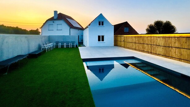 A modern house with a swimming pool, a grassy lawn, and a wooden fence. - Vacation home Staedenbergh in rural Staden! 10 pers (Staden)
