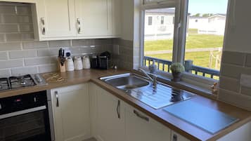 Full-size fridge, microwave, oven, stovetop