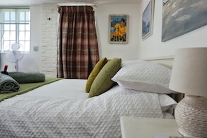 1 habitación, tabla de planchar con plancha, wifi gratis y ropa de cama