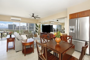 Interior - Beachfront, Sweeping 14th Floor Ocean Views, Washer/Dryer, A/C, Wi-Fi! (Honolulu)