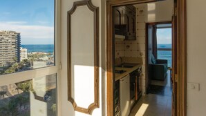 Una cucina moderna con vista sull'oceano e sulla città.