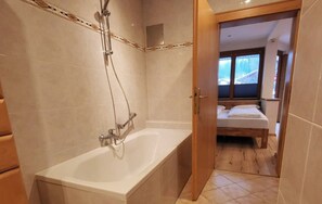 Duschwanne, Haartrockner, Handt ücher, Seife