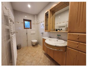 Duschwanne, Haartrockner, Handtücher, Seife