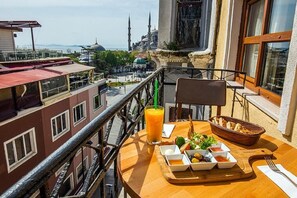 Deluxe-Zimmer, Balkon | Zimmersafe, laptopgeeigneter Arbeitsplatz, schallisolierte Zimmer