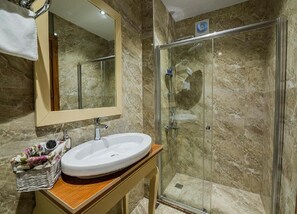 Dusche, Regendusche, Haartrockner, Hausschuhe