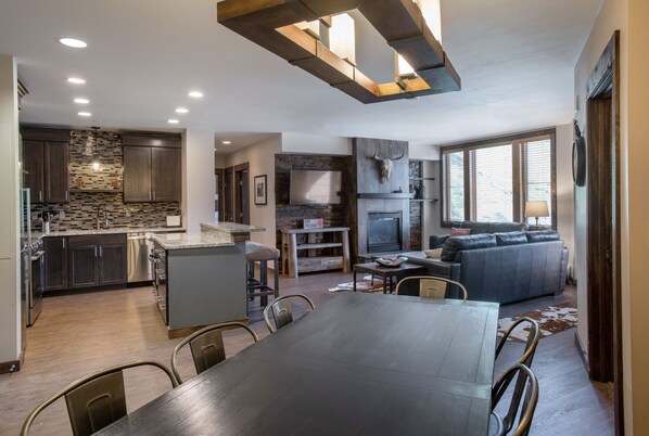 Condo, 3 Bedrooms | Private kitchen | Fridge, oven, coffee/tea maker, toaster