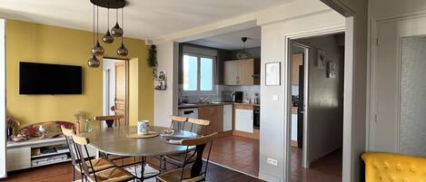 Una cocina moderna con armarios de madera, un microondas y un fregadero.