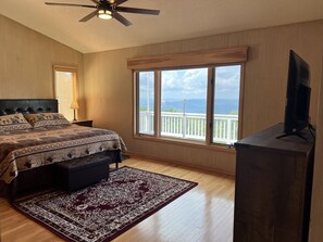 6 bedrooms, desk, iron/ironing board, free WiFi