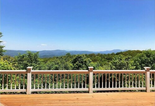 Beech Mountain 4 BR with Amazing Long-range Views. Spacious house. Pet friendly.