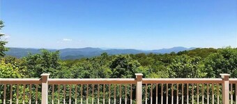 Beech Mountain 4 BR with Amazing Long-range Views. Spacious house. Pet friendly.