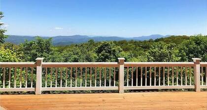 Beech Mountain 4 BR with Amazing Long-range Views. Spacious house. Pet friendly.