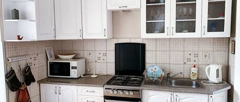 Køleskab, mikrobølgeovn, ovn, kogeplade