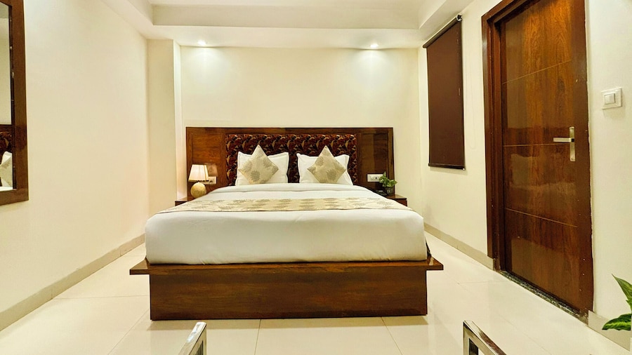 Hotel Emblem Suites By Denver, Delhi Airport