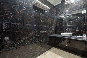 Shower, rainfall showerhead, free toiletries, towels