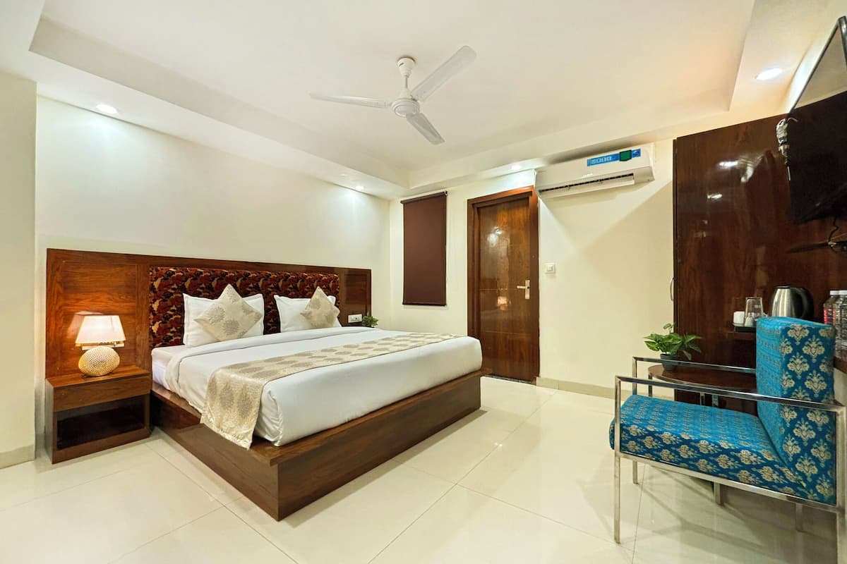 Deluxe Double Room, 1 King Bed, Private Bathroom | Egyptian cotton sheets, premium bedding, Select Comfort beds, desk